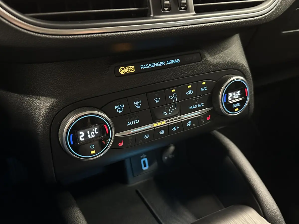 1.5 EcoBlue Business NAVI CARPLAY CRUISE ECC STOEL/STUUR VERWARMING.