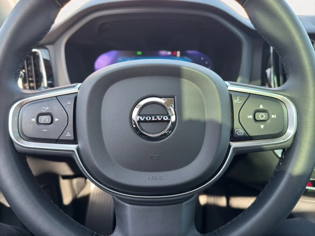 2.0 T6 Plug-in hybrid AWD Core Bright | Stuur-Stoel-en Achterbankverwarming | 20' Velgen | Cruise control adaptief | Memory seats |