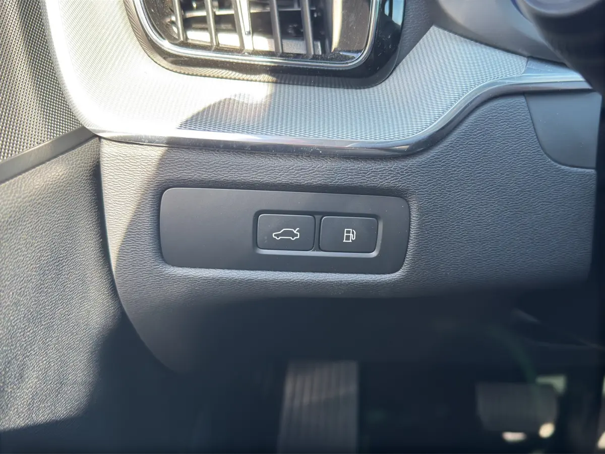 2.0 T6 Plug-in hybrid AWD Core Bright | Stuur-Stoel-en Achterbankverwarming | 20' Velgen | Cruise control adaptief | Memory seats |