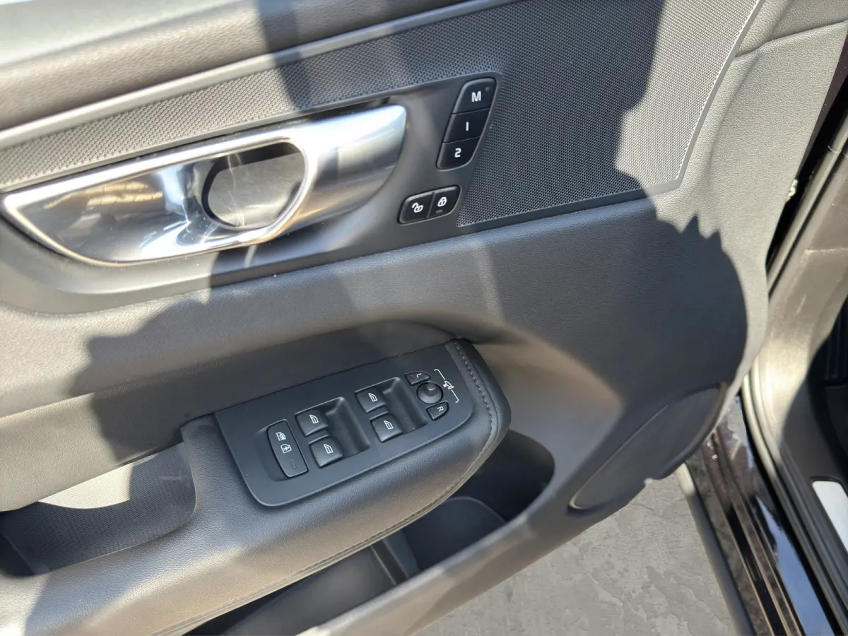 2.0 T6 Plug-in hybrid AWD Core Bright | Stuur-Stoel-en Achterbankverwarming | 20' Velgen | Cruise control adaptief | Memory seats |