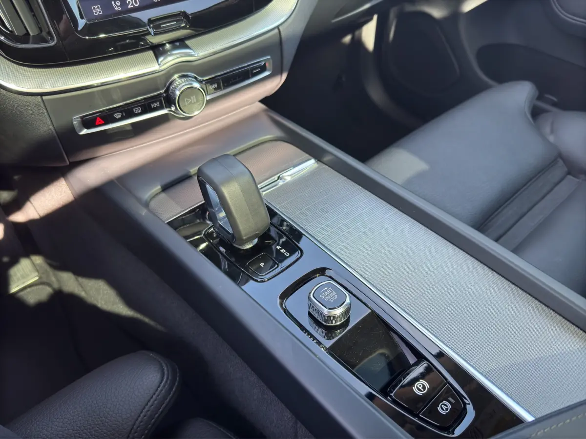 2.0 T6 Plug-in hybrid AWD Core Bright | Stuur-Stoel-en Achterbankverwarming | 20' Velgen | Cruise control adaptief | Memory seats |