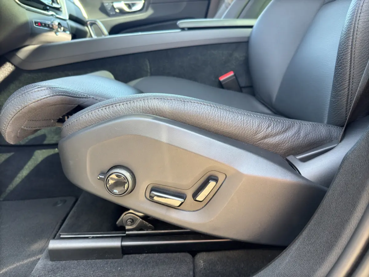 2.0 T6 Plug-in hybrid AWD Core Bright | Stuur-Stoel-en Achterbankverwarming | 20' Velgen | Cruise control adaptief | Memory seats |