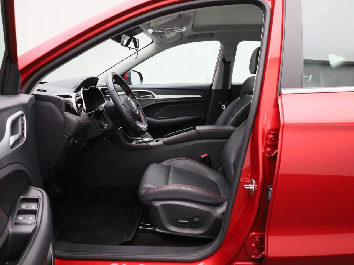 MG EV Standard Range Luxury 50 kWh Automaat | Panoramadak | Leder | Navigatie | Airco | Achteruitrijcamera | Apple Carplay / Android Auto | Stoelverwarming | Lichtmetalen Velgen |