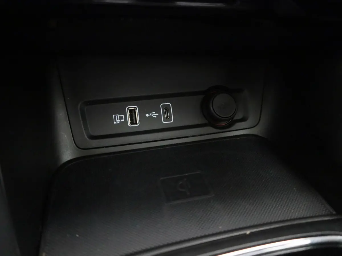 MG EV Standard Range Luxury 50 kWh Automaat | Panoramadak | Leder | Navigatie | Airco | Achteruitrijcamera | Apple Carplay / Android Auto | Stoelverwarming | Lichtmetalen Velgen |