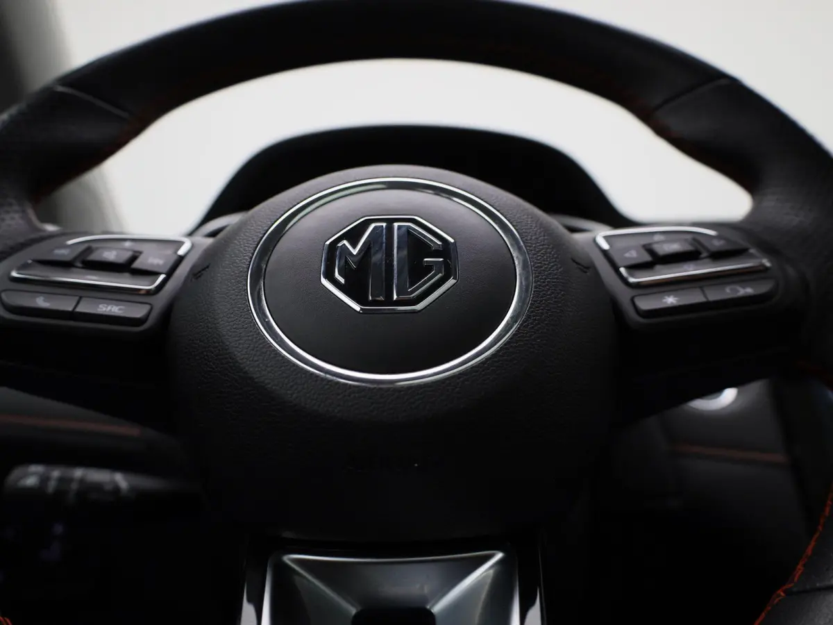 MG EV Standard Range Luxury 50 kWh Automaat | Panoramadak | Leder | Navigatie | Airco | Achteruitrijcamera | Apple Carplay / Android Auto | Stoelverwarming | Lichtmetalen Velgen |