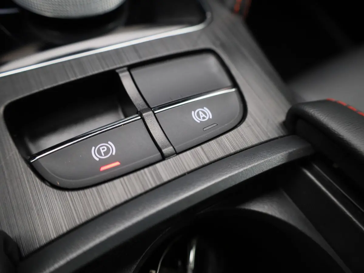 MG EV Standard Range Luxury 50 kWh Automaat | Panoramadak | Leder | Navigatie | Airco | Achteruitrijcamera | Apple Carplay / Android Auto | Stoelverwarming | Lichtmetalen Velgen |