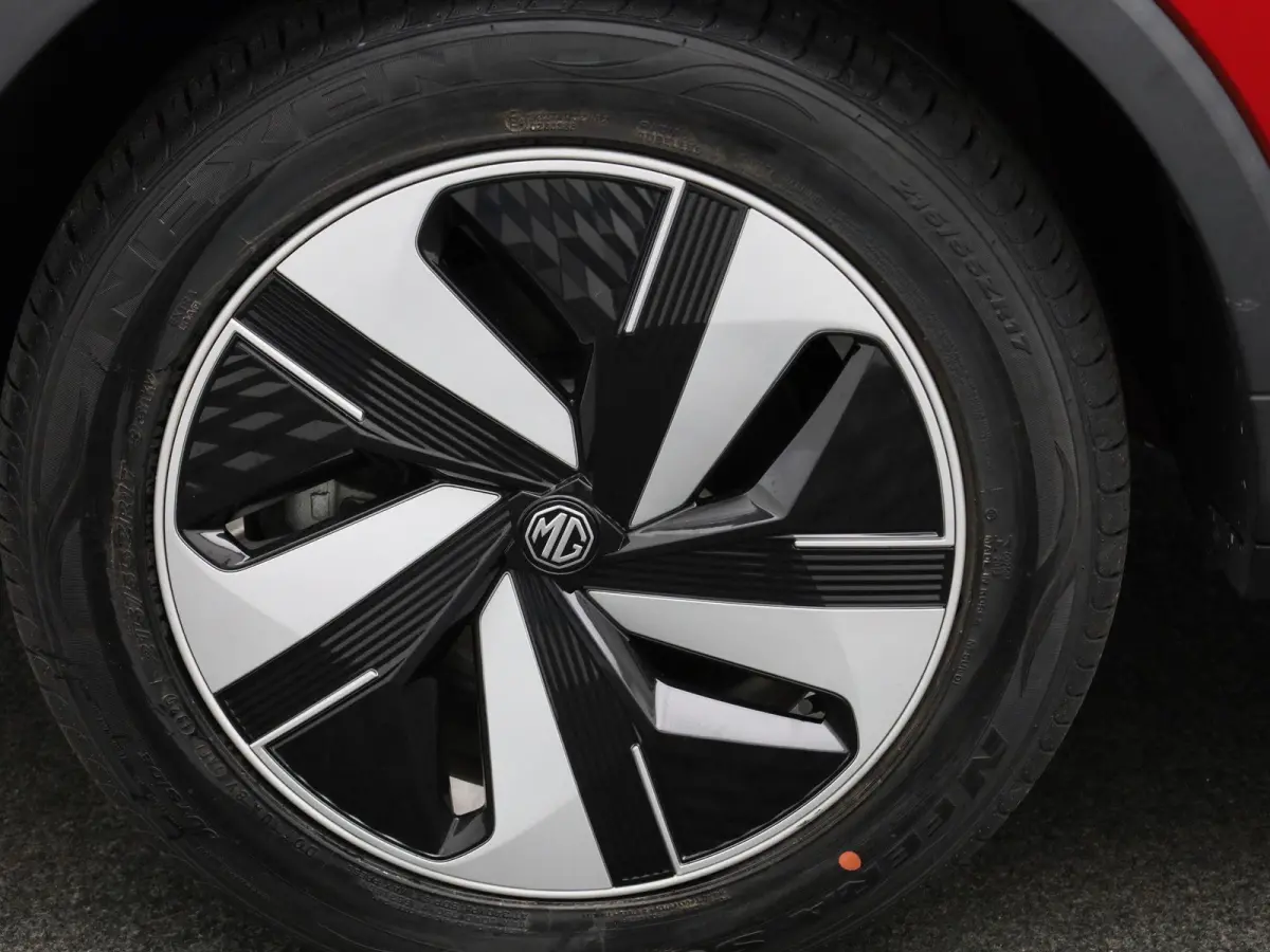 MG EV Standard Range Luxury 50 kWh Automaat | Panoramadak | Leder | Navigatie | Airco | Achteruitrijcamera | Apple Carplay / Android Auto | Stoelverwarming | Lichtmetalen Velgen |
