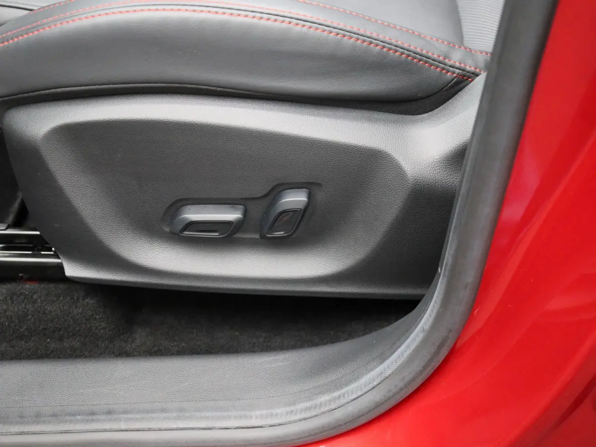 MG EV Standard Range Luxury 50 kWh Automaat | Panoramadak | Leder | Navigatie | Airco | Achteruitrijcamera | Apple Carplay / Android Auto | Stoelverwarming | Lichtmetalen Velgen |