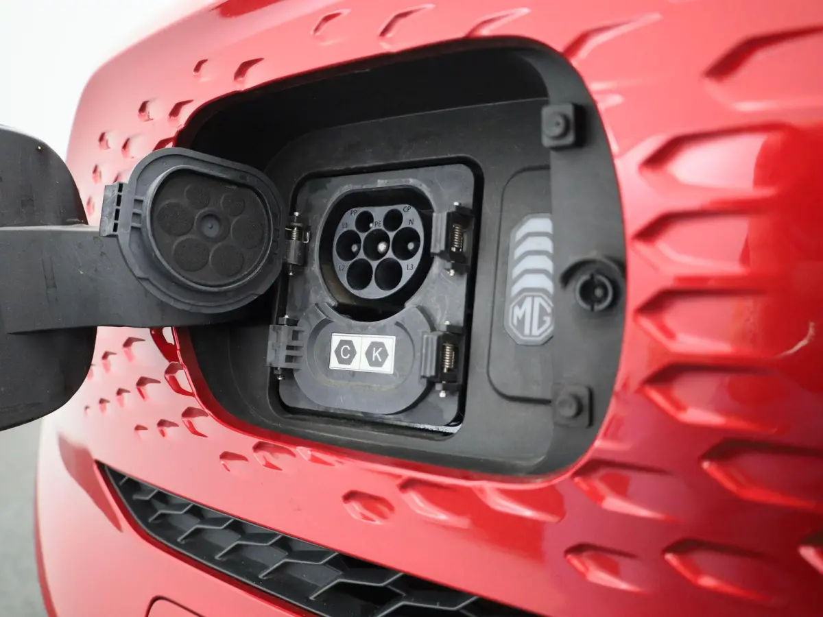 MG EV Standard Range Luxury 50 kWh Automaat | Panoramadak | Leder | Navigatie | Airco | Achteruitrijcamera | Apple Carplay / Android Auto | Stoelverwarming | Lichtmetalen Velgen |