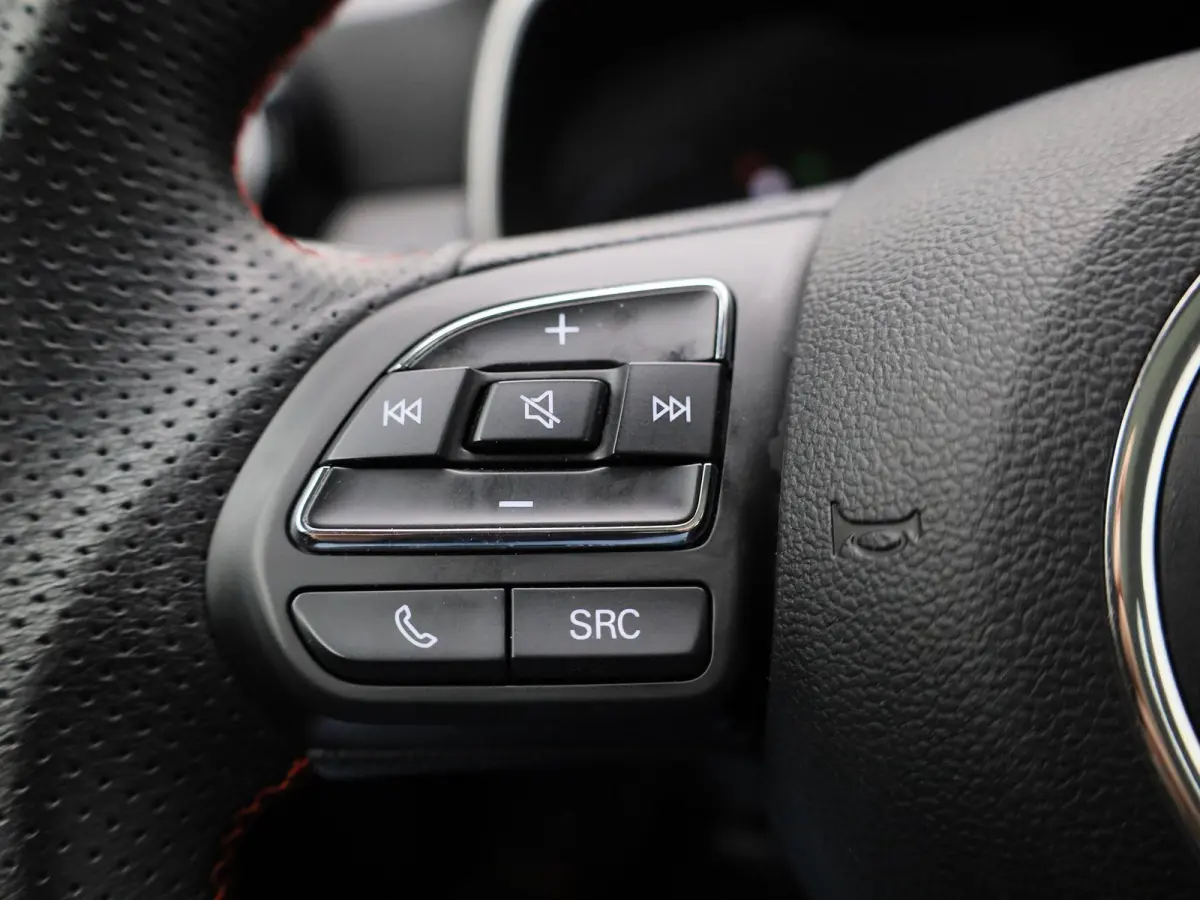 MG EV Standard Range Luxury 50 kWh Automaat | Panoramadak | Leder | Navigatie | Airco | Achteruitrijcamera | Apple Carplay / Android Auto | Stoelverwarming | Lichtmetalen Velgen |