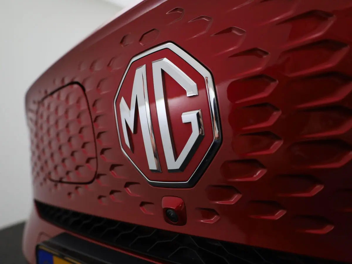 MG EV Standard Range Luxury 50 kWh Automaat | Panoramadak | Leder | Navigatie | Airco | Achteruitrijcamera | Apple Carplay / Android Auto | Stoelverwarming | Lichtmetalen Velgen |