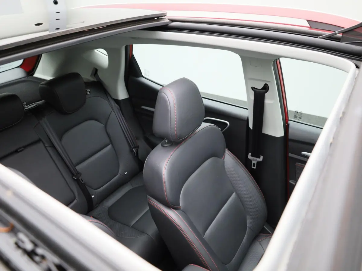 MG EV Standard Range Luxury 50 kWh Automaat | Panoramadak | Leder | Navigatie | Airco | Achteruitrijcamera | Apple Carplay / Android Auto | Stoelverwarming | Lichtmetalen Velgen |