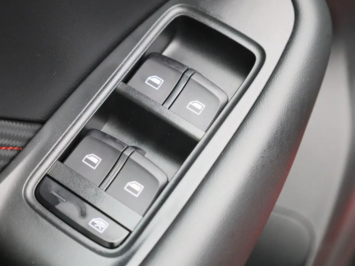 MG EV Standard Range Luxury 50 kWh Automaat | Panoramadak | Leder | Navigatie | Airco | Achteruitrijcamera | Apple Carplay / Android Auto | Stoelverwarming | Lichtmetalen Velgen |