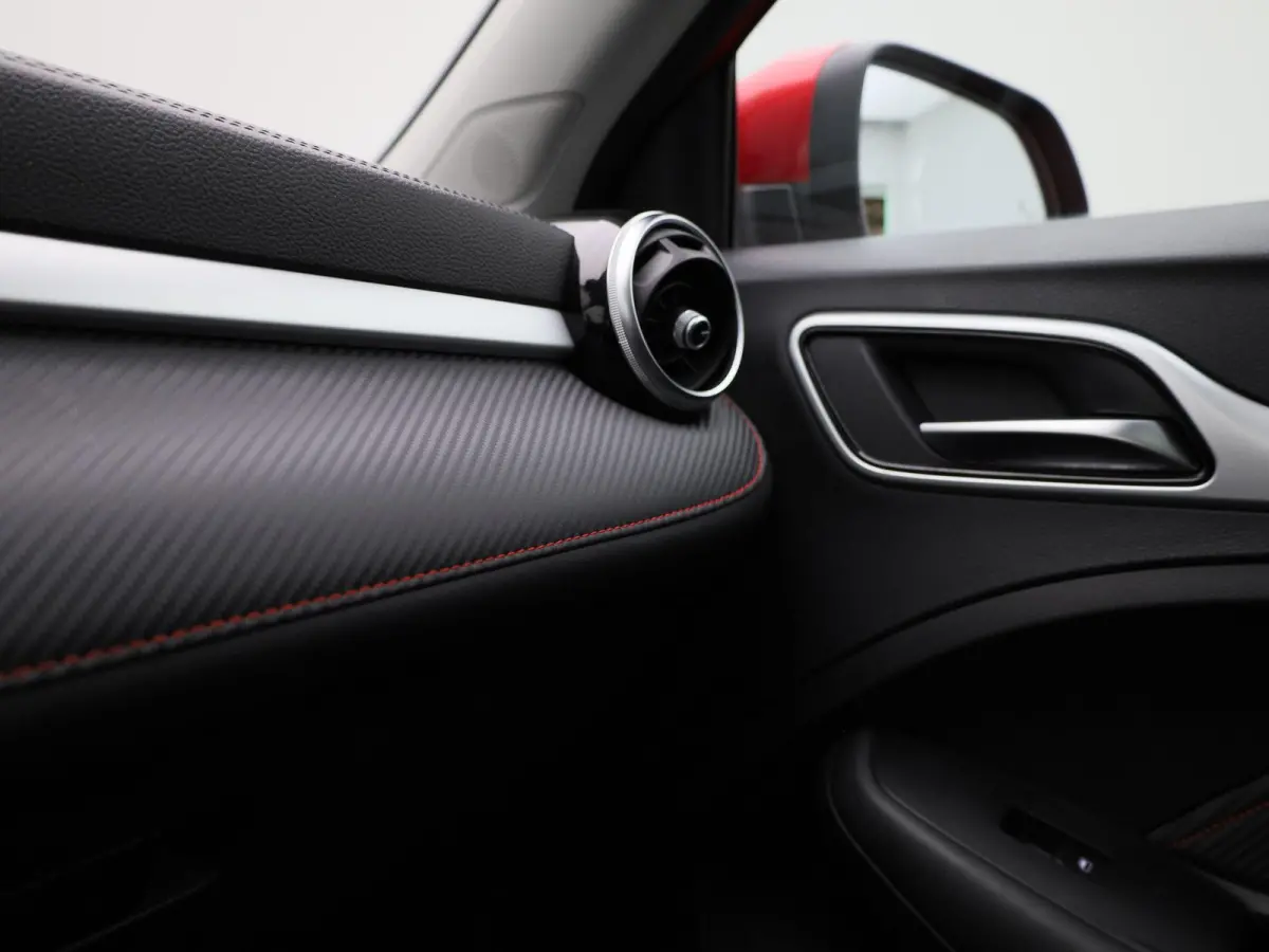 MG EV Standard Range Luxury 50 kWh Automaat | Panoramadak | Leder | Navigatie | Airco | Achteruitrijcamera | Apple Carplay / Android Auto | Stoelverwarming | Lichtmetalen Velgen |