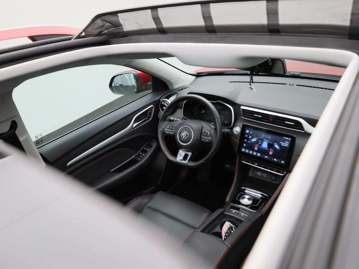 MG EV Standard Range Luxury 50 kWh Automaat | Panoramadak | Leder | Navigatie | Airco | Achteruitrijcamera | Apple Carplay / Android Auto | Stoelverwarming | Lichtmetalen Velgen |