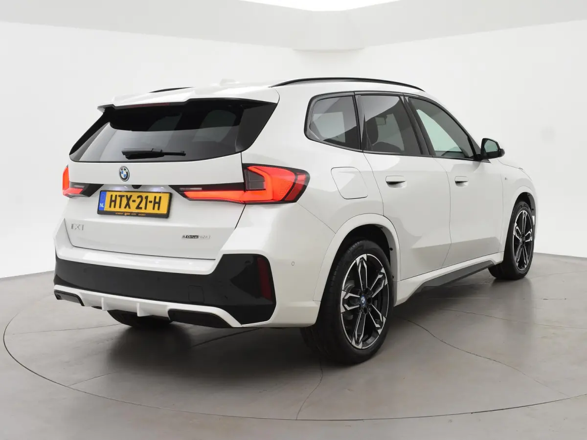 eDrive20 67 kWh M-SPORT *46 KM NIEUW* + PANORAMA | PREMIUM | 19 INCH | M-REMMEN