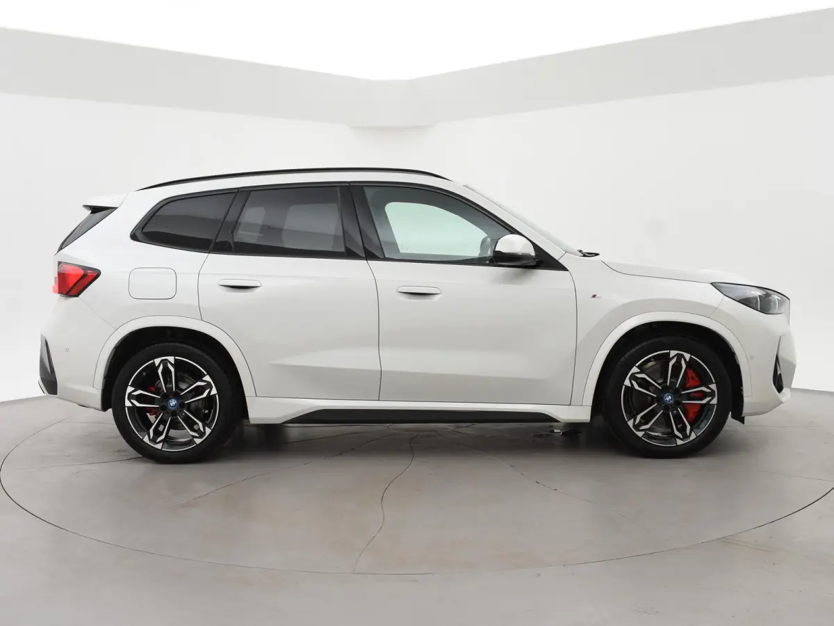 eDrive20 67 kWh M-SPORT *46 KM NIEUW* + PANORAMA | PREMIUM | 19 INCH | M-REMMEN