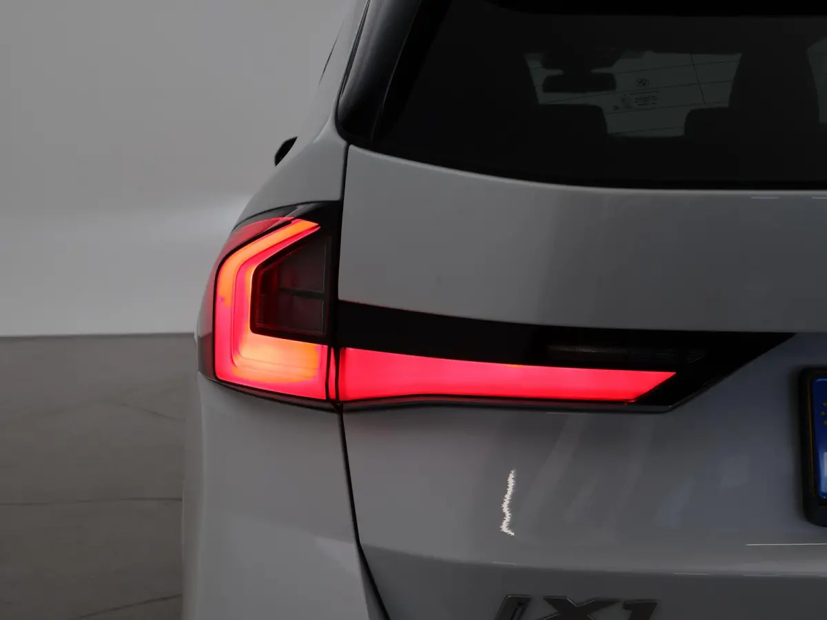 eDrive20 67 kWh M-SPORT *46 KM NIEUW* + PANORAMA | PREMIUM | 19 INCH | M-REMMEN