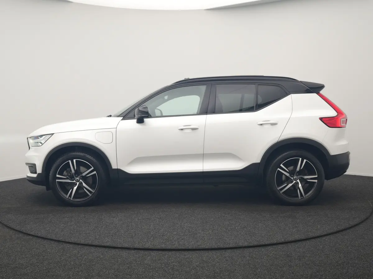 T5 R-Design PHEV 262pk Dealer O.H. | Panodak | Adaptive Cruise | 360 Camera | Harman / Kardon | Blis | Keyless | Apple Carplay | Navigatie | DAB | Virtual Cockpit | Pilot Assist | 19"L.M | P