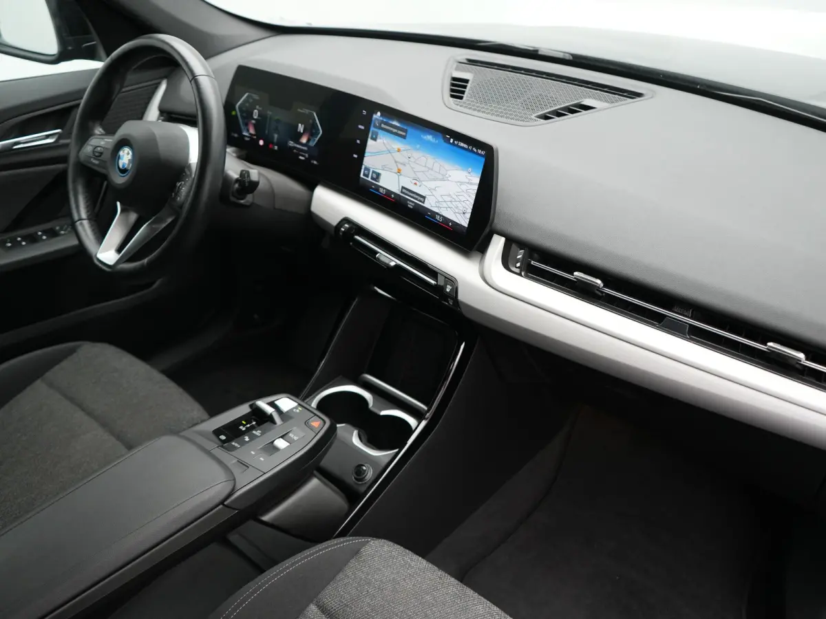 xDrive30 67 kWh 313pk Dealer O.H. | Trekhaak Af Fabriek | Camera | Adaptief M Onderstel | Voorstoelen Verwarmd | Blis | Keyless | Apple Carplay | Adaptive LED | Sfeerverlichting | Widescreen