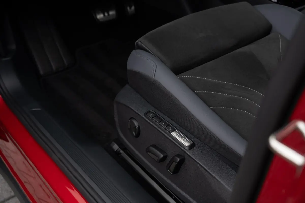Pro Limited Plus 77 kWh|IQ Light|Trekhaak|Kings Red|CarPlay|Dealer Onderhouden