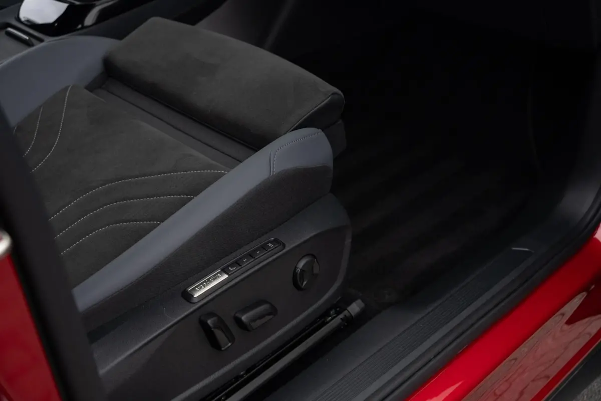 Pro Limited Plus 77 kWh|IQ Light|Trekhaak|Kings Red|CarPlay|Dealer Onderhouden