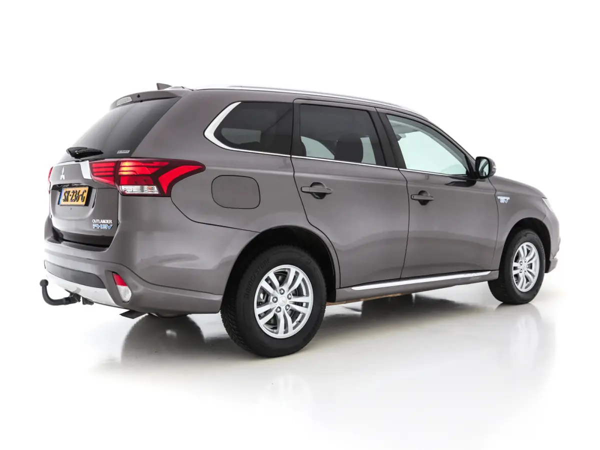 2.0 AWD (Plug-In) (INCL-BTW) Aut.*LEATHER-ALCANTARA | NAVI-FULLMAP | KEYLESS | DAB | CAMERA | ECC | CRUISE | CARPLAY | PRIVACY-GLASS | TOWBAR | SHIFTPADDLES | 16"ALU*