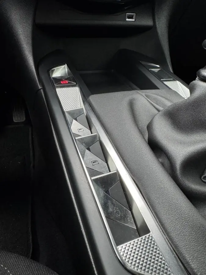 1.2 PureTech Montmartre|Navi|Cruise|PDC|AppleCarplay/Android Auto|Start/Stop|