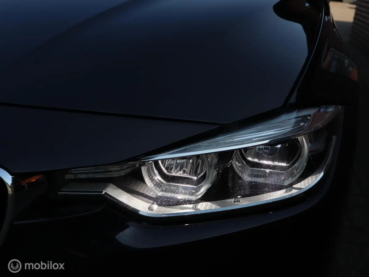 318i Executive LED|18" LMV| CarPlay|LED|Navi|Donker Glas|Chroom