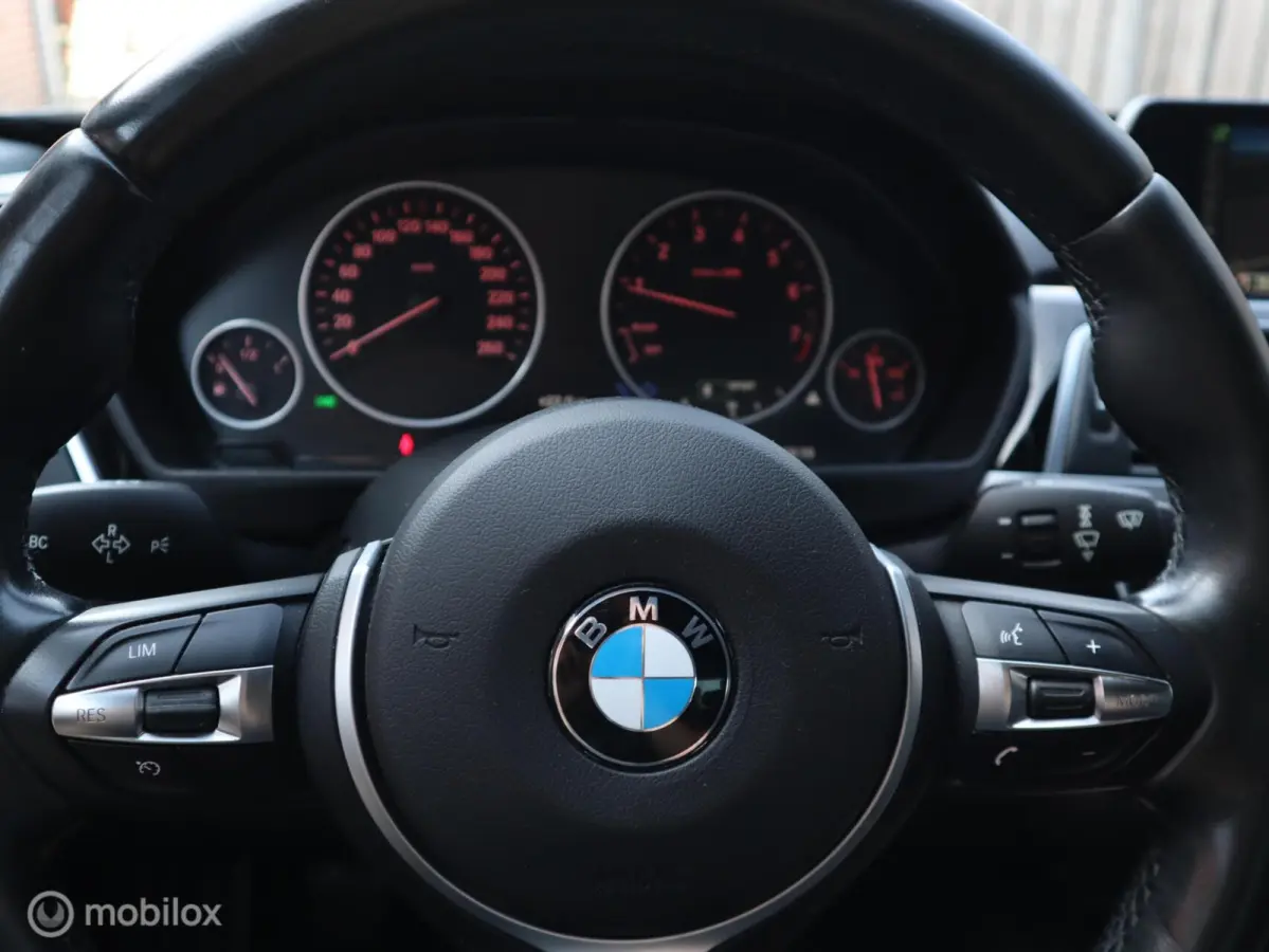 318i Executive LED|18" LMV| CarPlay|LED|Navi|Donker Glas|Chroom