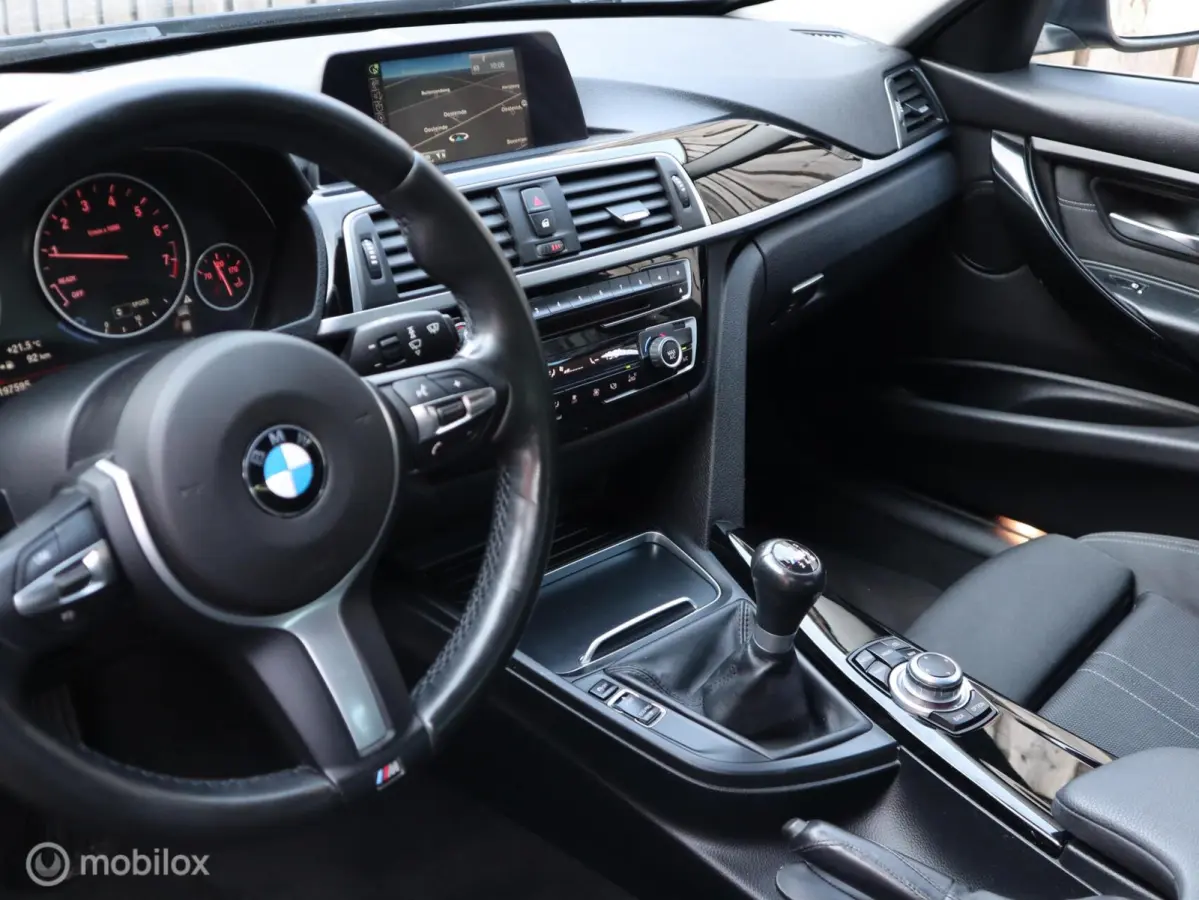 318i Executive LED|18" LMV| CarPlay|LED|Navi|Donker Glas|Chroom