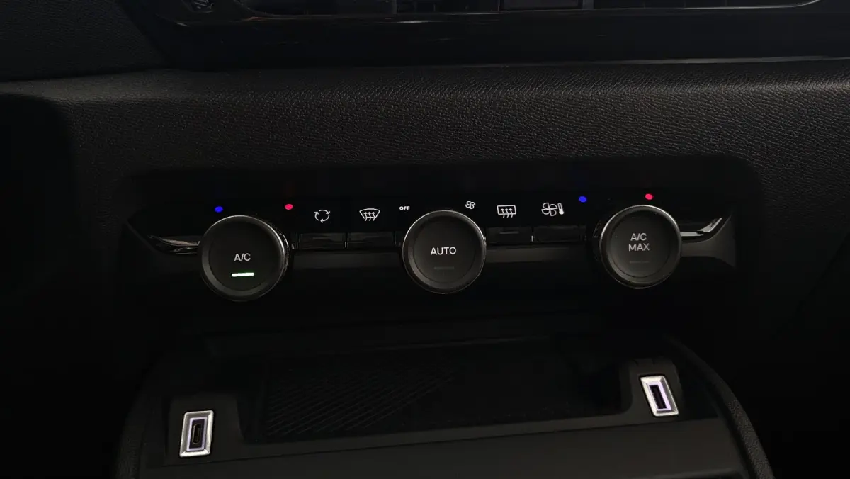 Feel 50 kWh Climate Control | Full Map Navigatie | Apple Carplay / Android Auto | Camera | Parkeersensoren | Bekleding Half Leder | 18" Lichtmetalen Velgen