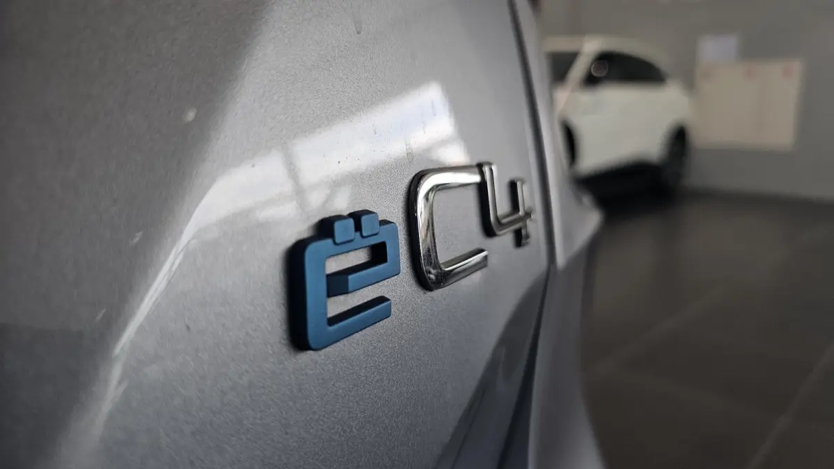 Feel 50 kWh Climate Control | Full Map Navigatie | Apple Carplay / Android Auto | Camera | Parkeersensoren | Bekleding Half Leder | 18" Lichtmetalen Velgen