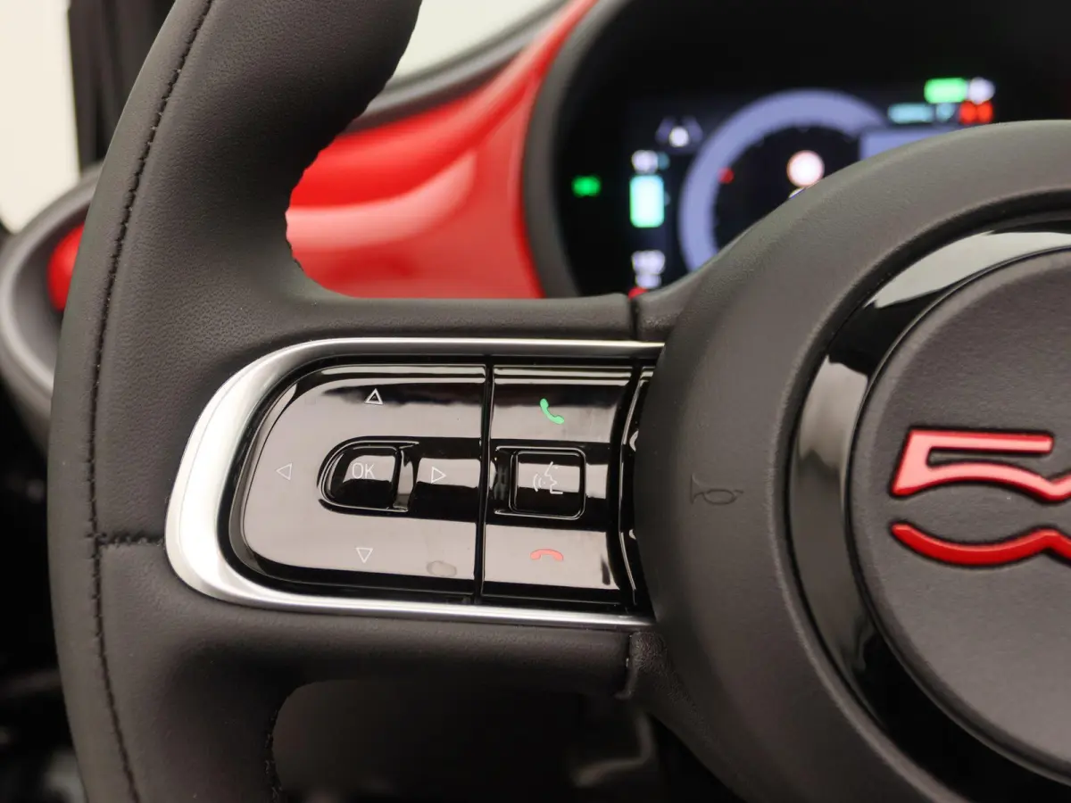 RED 24 kWh | Cabrio | 16" Lichtmetalen Velgen | Parkeersensoren |