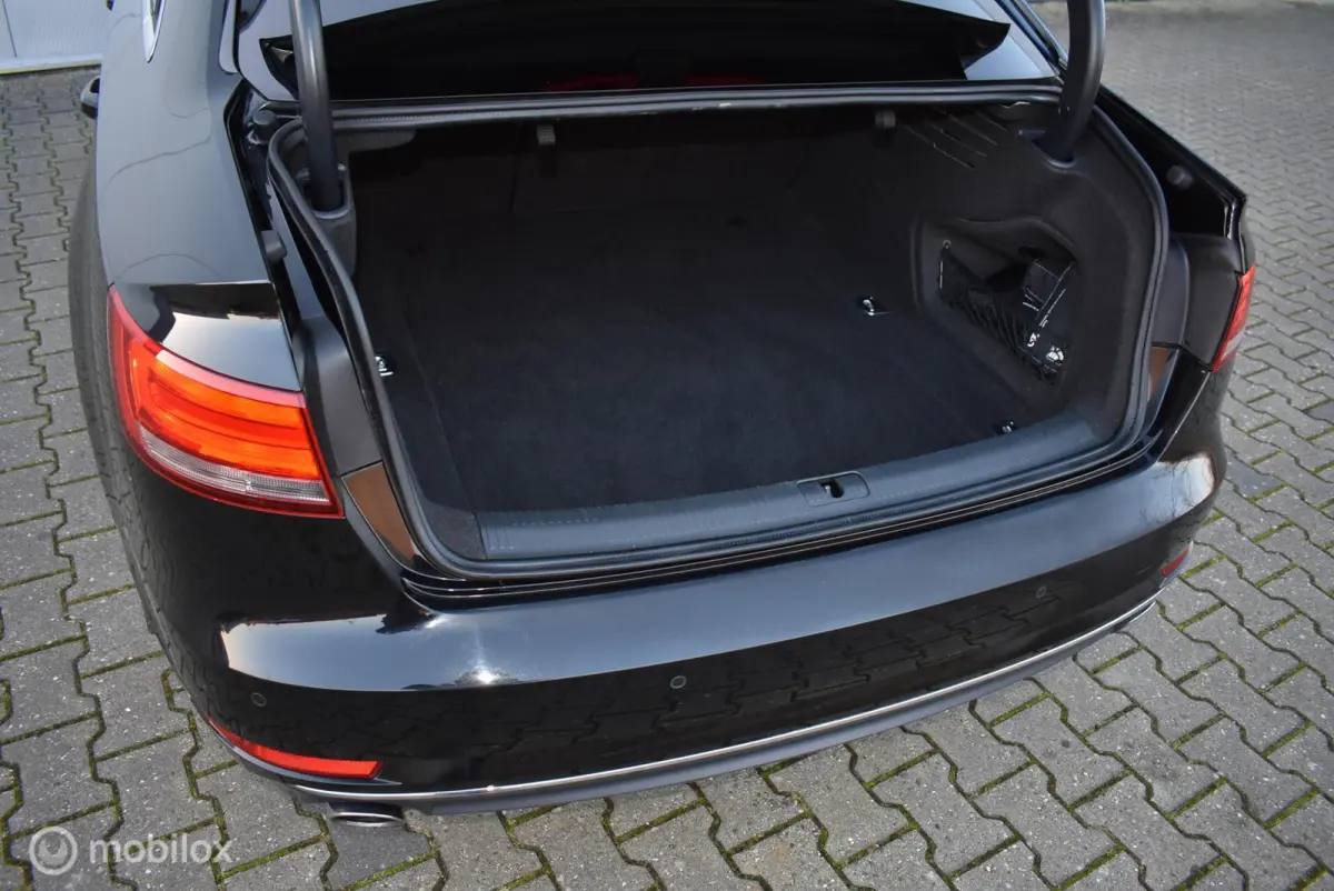 2.0 TFSI AUT. Sport Mythosschwarz 19" LMV Stoelverwarming Privacyglass Mooie auto!
