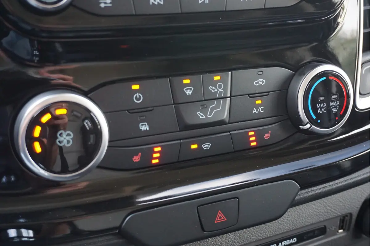 300S Active 130PK BPM VRIJ!! Airco, Cruise, Apple CP / Android Auto, 17" LM Velg!! NR. 219