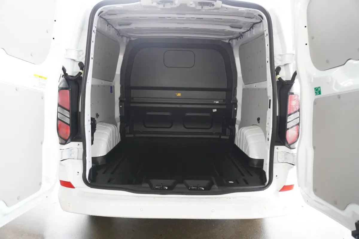 320L 2.0 TDCI 170PK L2H1 Limited DubbelCabine Automaat Schuifdeur L/R Nr. V093 | Airco | Adap.Cruise | Navi | 360 Camera / 19 inch LM Velgen DEMO