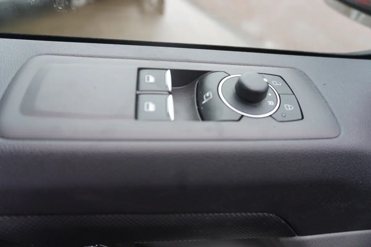 320L 2.0 TDCI 170PK L2H1 Limited DubbelCabine Automaat Schuifdeur L/R Nr. V093 | Airco | Adap.Cruise | Navi | 360 Camera / 19 inch LM Velgen DEMO