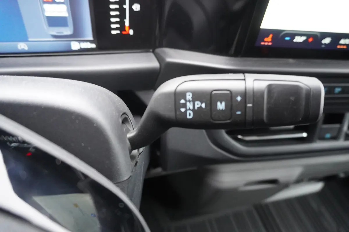 320L 2.0 TDCI 170PK L2H1 Limited DubbelCabine Automaat Schuifdeur L/R Nr. V093 | Airco | Adap.Cruise | Navi | 360 Camera / 19 inch LM Velgen DEMO