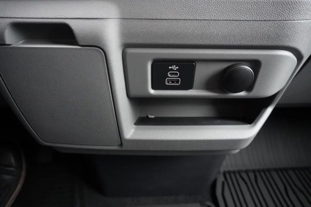 320L 2.0 TDCI 170PK L2H1 Limited DubbelCabine Automaat Schuifdeur L/R Nr. V093 | Airco | Adap.Cruise | Navi | 360 Camera / 19 inch LM Velgen DEMO
