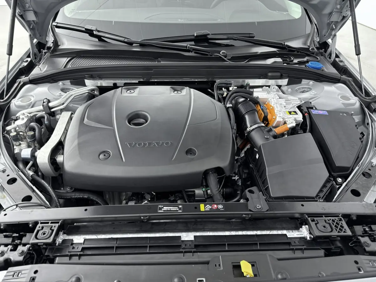 2.0 T6 Plug-in hybrid AWD Core Bright | VAPOUR GREY | BLIS | Voorruitverwarming | Stoelverw. V+A | Stuurverw. | PDC + Camera | Extra getint glas | Adaptive Cruiscontrol |