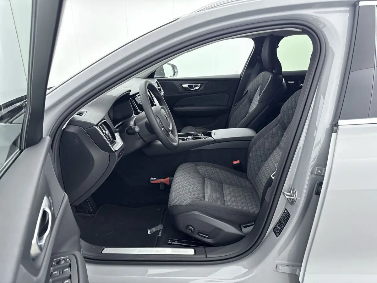 2.0 T6 Plug-in hybrid AWD Core Bright | VAPOUR GREY | BLIS | Voorruitverwarming | Stoelverw. V+A | Stuurverw. | PDC + Camera | Extra getint glas | Adaptive Cruiscontrol |