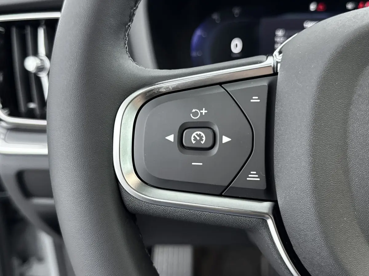 2.0 T6 Plug-in hybrid AWD Core Bright | VAPOUR GREY | BLIS | Voorruitverwarming | Stoelverw. V+A | Stuurverw. | PDC + Camera | Extra getint glas | Adaptive Cruiscontrol |