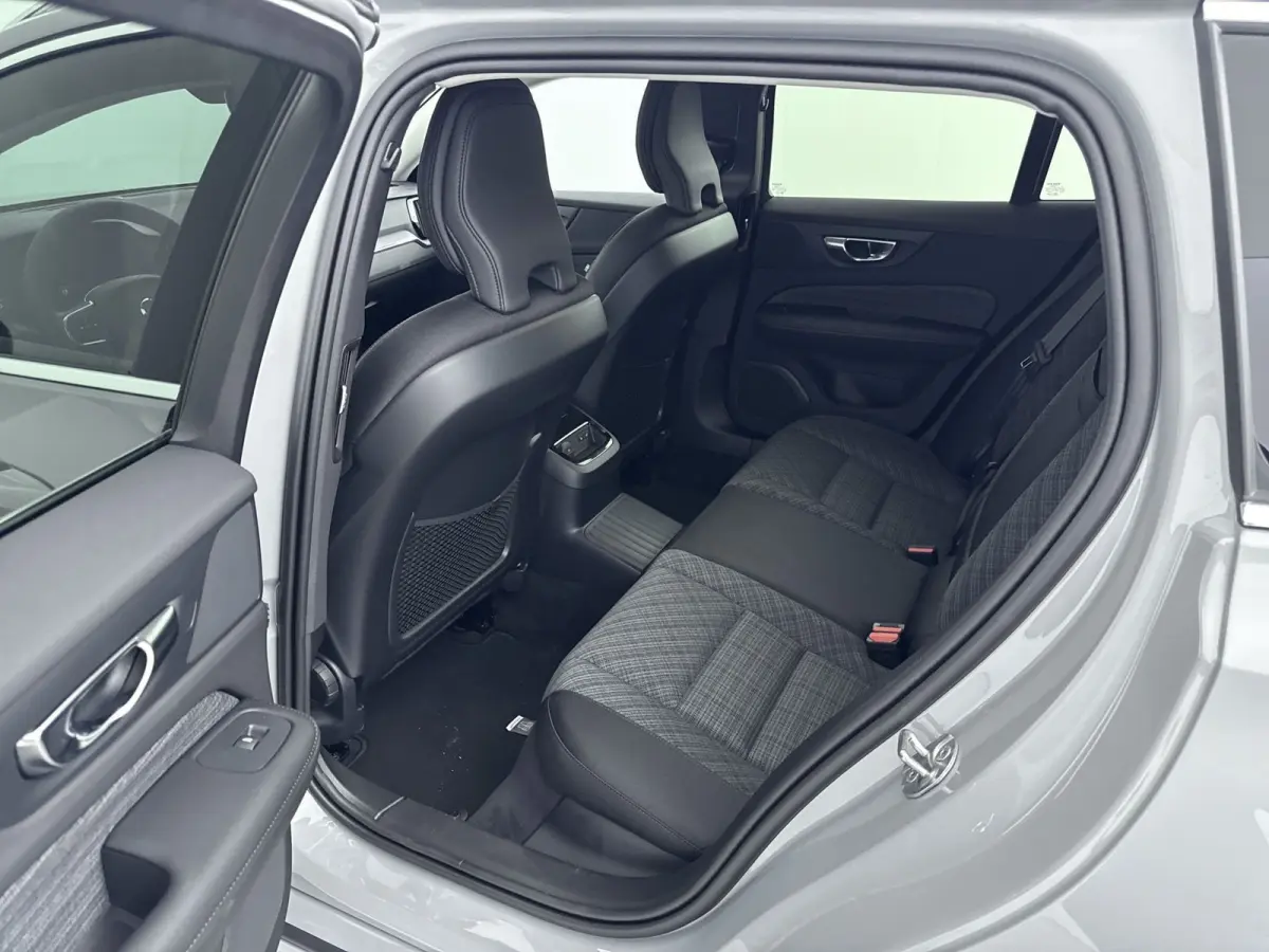 2.0 T6 Plug-in hybrid AWD Core Bright | VAPOUR GREY | BLIS | Voorruitverwarming | Stoelverw. V+A | Stuurverw. | PDC + Camera | Extra getint glas | Adaptive Cruiscontrol |