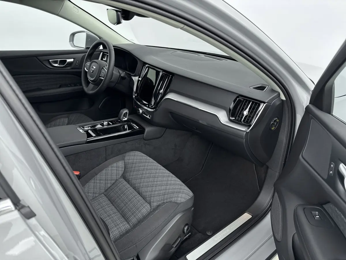 2.0 T6 Plug-in hybrid AWD Core Bright | VAPOUR GREY | BLIS | Voorruitverwarming | Stoelverw. V+A | Stuurverw. | PDC + Camera | Extra getint glas | Adaptive Cruiscontrol |