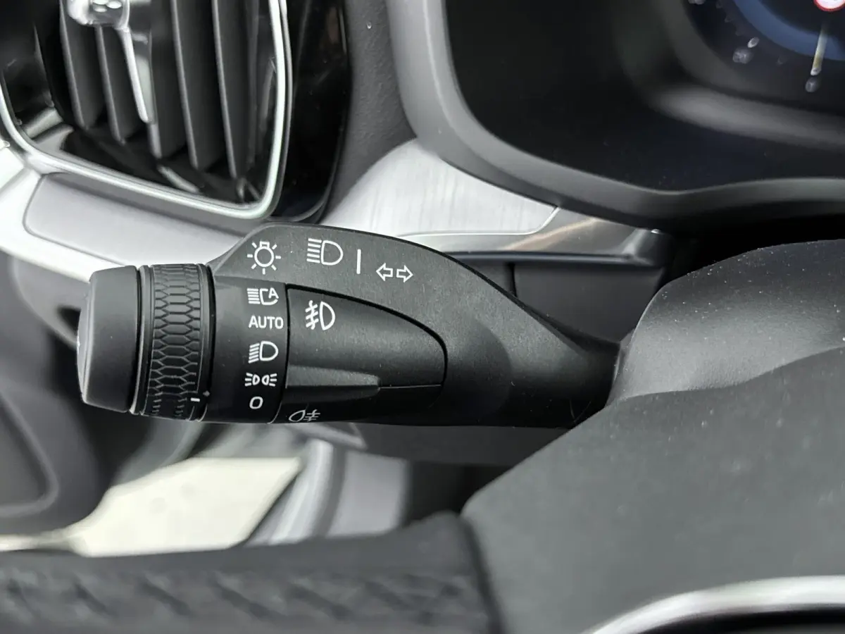 2.0 T6 Plug-in hybrid AWD Core Bright | VAPOUR GREY | BLIS | Voorruitverwarming | Stoelverw. V+A | Stuurverw. | PDC + Camera | Extra getint glas | Adaptive Cruiscontrol |