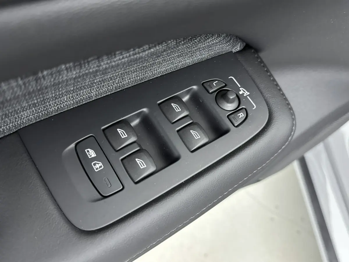 2.0 T6 Plug-in hybrid AWD Core Bright | VAPOUR GREY | BLIS | Voorruitverwarming | Stoelverw. V+A | Stuurverw. | PDC + Camera | Extra getint glas | Adaptive Cruiscontrol |