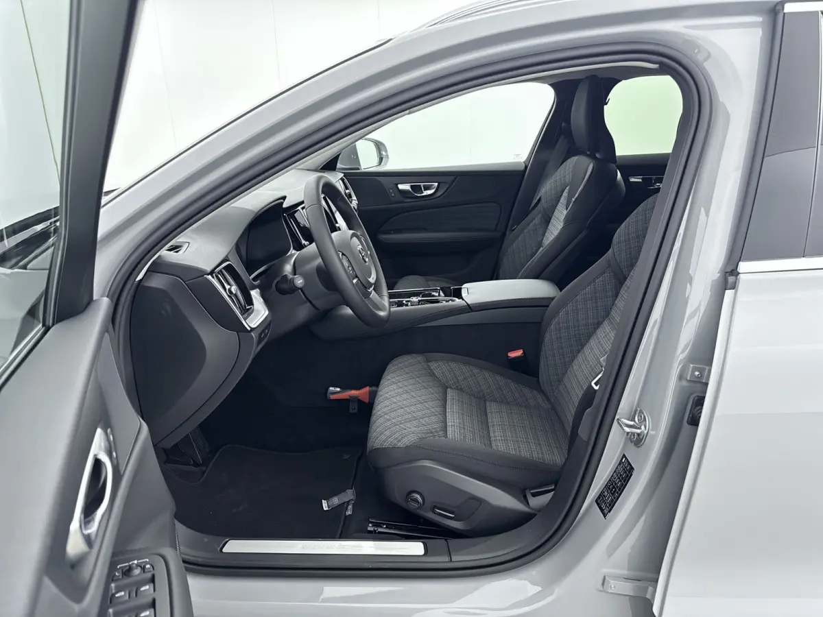 2.0 T6 Plug-in hybrid AWD Core Bright | VAPOUR GREY | BLIS | Voorruitverwarming | Stoelverw. V+A | Stuurverw. | PDC + Camera | Extra getint glas | Adaptive Cruiscontrol |