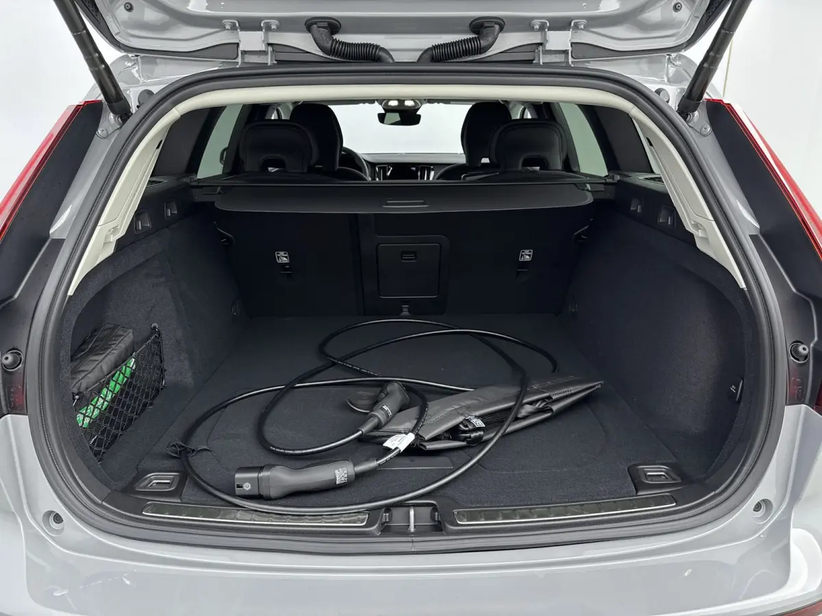 2.0 T6 Plug-in hybrid AWD Core Bright | VAPOUR GREY | BLIS | Voorruitverwarming | Stoelverw. V+A | Stuurverw. | PDC + Camera | Extra getint glas | Adaptive Cruiscontrol |