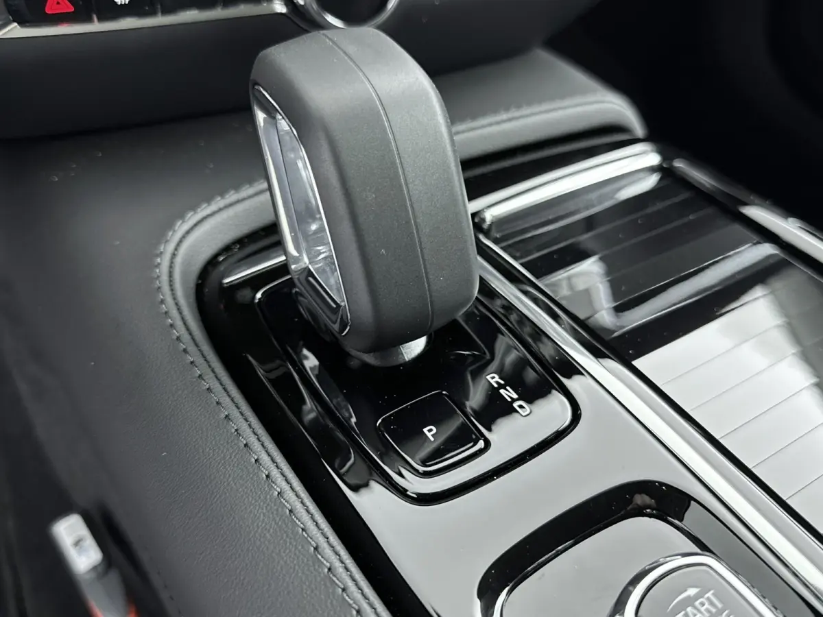 2.0 T6 Plug-in hybrid AWD Core Bright | VAPOUR GREY | BLIS | Voorruitverwarming | Stoelverw. V+A | Stuurverw. | PDC + Camera | Extra getint glas | Adaptive Cruiscontrol |